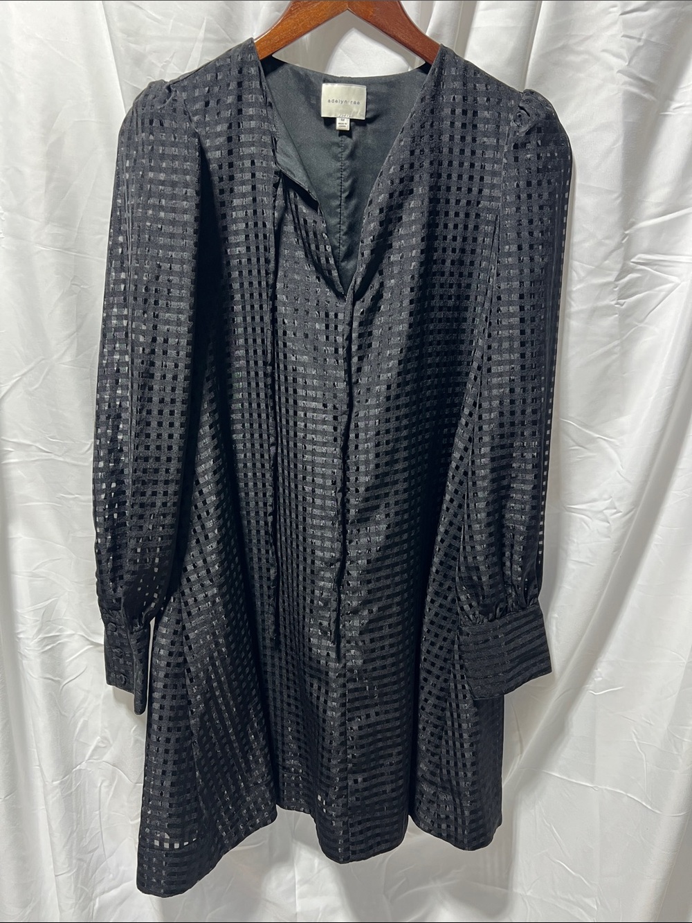 Adelyn Rae Black Textured V-Neck Long-Sleeve Dress